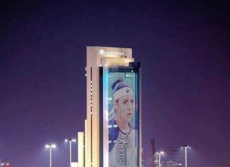 أنس جابر تزين واجهة برج مبادلة في أبوظبي