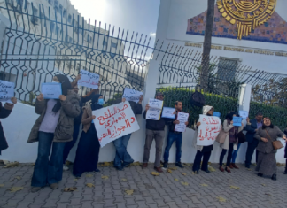 وقفة احتجاجية أمام وزارة التعليم العالي رفضا لجواز التلقيح