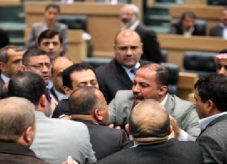 (فيديو) فوضى وتبادل للعنف في البرلمان الأردني..