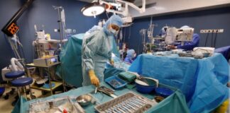 طبيية بترت الساق الخطأ لمريض مسن