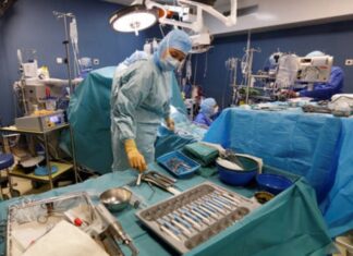 طبيية بترت الساق الخطأ لمريض مسن