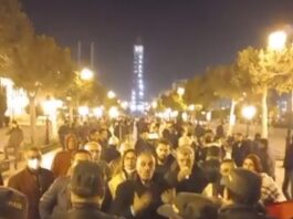 اعتصام عدد من معارضي قيس سعيّد بشارع الحبيب بورقيبة