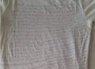 سجين يكتب رسالة عاجلة لحمزة البلومي على قميصه