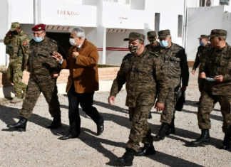 وزير الدفاع يؤدي زيارة تفقدية إلى القاعدة العسكرية ببوفيشة