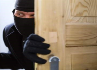 (فيديو) لصّ يقبّل علم بلاده قبل شروعه في السّرقة!