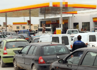 (صور) إزدحام مروري كبير أمام محطات الوقود