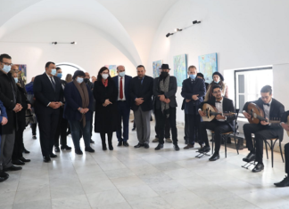 عزف لها سميح وابناؤه: وزيرة الثقافة المصرية “تغني” وتطرب لهذه الاغاني