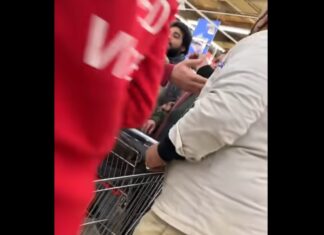 مشاجرة عنيفة بالأسلحة في أحد أشهر سلسلة متاجر (فيديو)