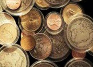 ينتقم من موظفه بمنحه راتبه كاملًا عملات معدنية مغطاة بالبنزين