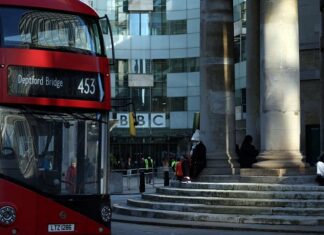 بريطانيا تجمد تمويل هيئة الإذاعة البريطانية (بي.بي.سي) عامين