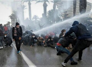 منظمات و جمعيات حقوقية تدين القمع البوليسي الذي استهدف المتظاهرين في ذكرى الثورة و تدعو القضاء الي فتح تحقيق في الغرض