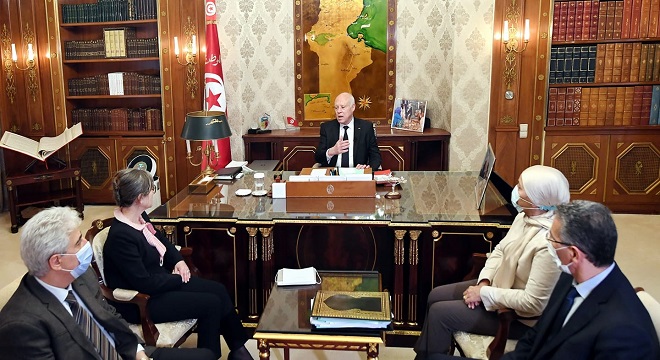 رئيس-الدولة-يشرف-على-اجتماع-للتداول-حو