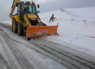 سليانة: تساقط الثلوج يتسبب في إنقطاع حركة المرور بالطريق الوطنية رقم 4 وبالطريق الجهوية عدد 77