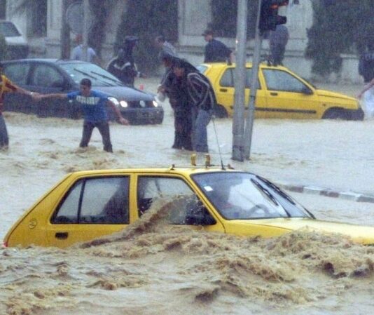 الأمطار الغزيرة تتسبب في قطع بعض الطرقات