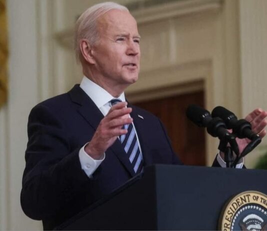 بايدن يثير موجة ضحك.. “خلط” بينه وبين زوج نائبته