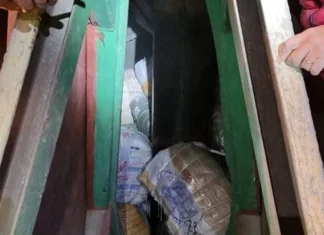 (صور) صفاقس: احباط تهريب ملابس جاهزة بقيمة 3ر2 مليون دينار داخل صهريج لنقل الاسمنت