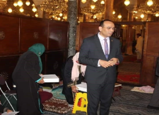 وزير الشؤون الدينية يوزع وجبات السحور على المتهجدين