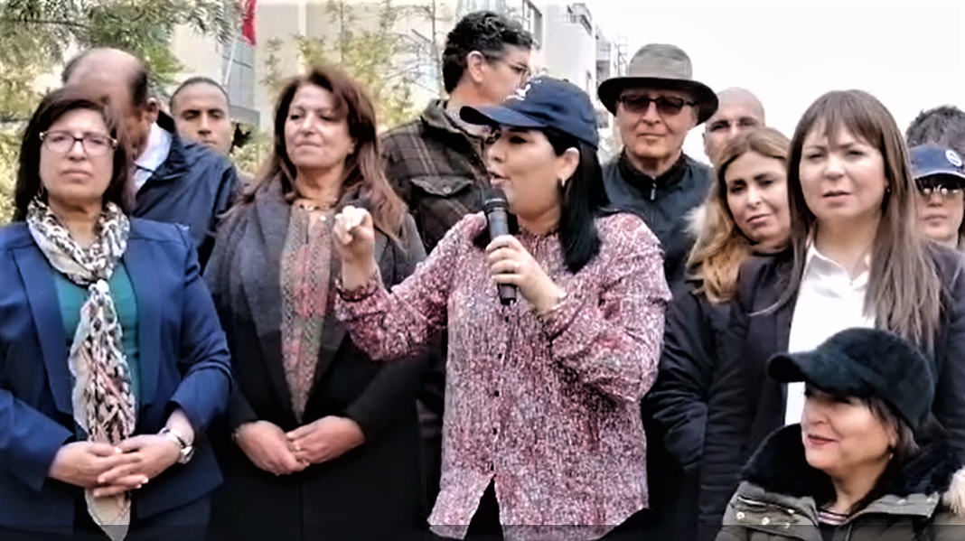 وقفة احتجاجبة للحزب الدستوري الحر أمام هيئة الانتخابات تنديدا بصمت اعضائها إزاء تصريحات رئيس الدولة