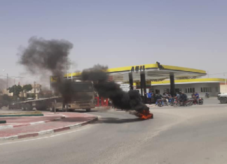 المتلوي: عدد من عمال شركة الفسفاط يغلقون الطريق الوطنية عدد 3