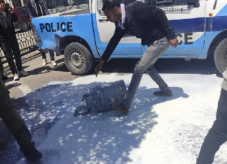 (فيديو) المهدية: الفلاحون يحتجون ويسكبون الحليب أمام مقر الولاية