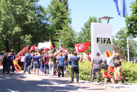 وقفة احتجاجيّة لجماهير ترجي جرجيس أمام مقر الفيفا