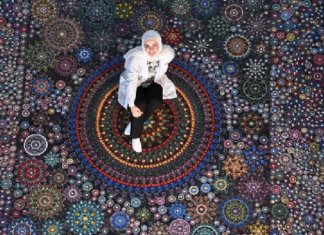 (فيديو) شابّة سورية تدخل موسوعة غينيس برسم أكبر لوحة لدوائر الماندالا