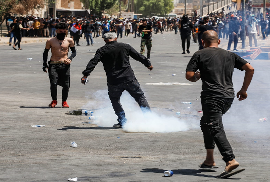 العراق: متظاهرون يقتحمون مبنى البرلمان وسقوط أكثر من 60 اصابة