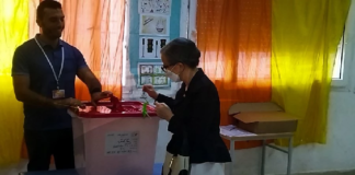 رئيسة الحكومة نجلاء بودن تدلي بصوتها في الاستفتاء