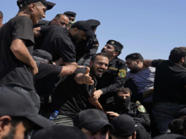 العراق: مقتدى الصدر يعتزل وحظر تجول في بغداد إثر إقتحام مؤيديه قصر الحكومة