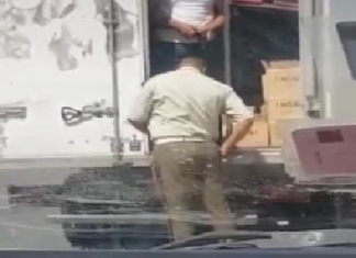 ‘ظهر في فيديو وهو يأخذ علبة ”شامبو” من صاحب شاحنة’.. إيقاف ضابط عن العمل