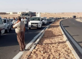 محتجُّون يغلقون الطريق الرابطة بين قابس والحامة