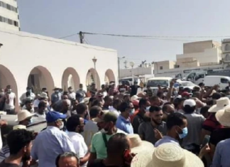 عائلات المفقودين في فاجعة جرجيس يحتجون بمقر البلدية