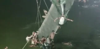 انهيار جسر معلق في الهند.. ومقتل 81 شخصاً إثر سقوطهم في نهر