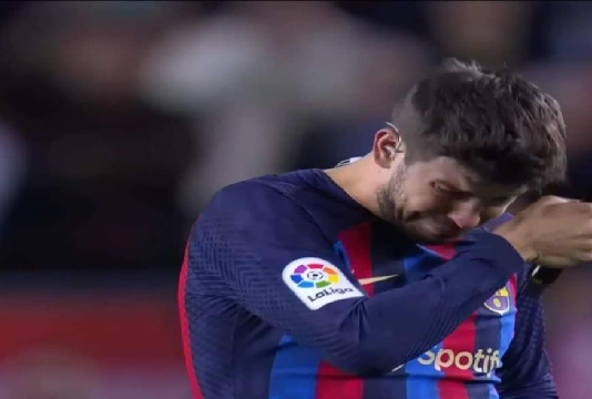 (فيديو) بيكيه يُودّع برشلونة بالدموع