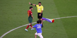 (فيديو) مُشجّع يحمل ‘علم المثليين’ يقتحم مباراة البرتغال والأوروغواي
