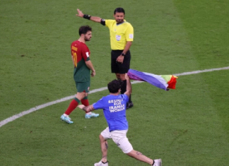 (فيديو) مُشجّع يحمل ‘علم المثليين’ يقتحم مباراة البرتغال والأوروغواي