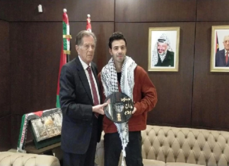 (صور) ‘رفع علم فلسطين في مباراة تونس وفرنسا’.. سفير فلسطين يُكرم أمين باللاغة