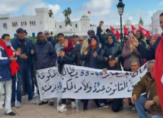 عمال الحضائر من الفئة العمرية 45-55 سنة ينفذون وقفة احتجاجية