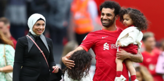 (صور) محمد صلاح يحتفل بعيد الميلاد مع عائلته