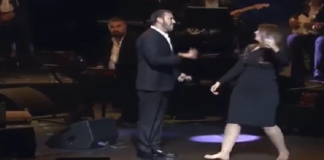 (فيديو) ”حافية القدمين”..معجبة تقتحم المسرح أثناء غناء كاظم الساهر