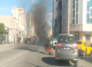 (صور) تطاوين: عدد من الشّباب يغلقون الطّريق وسط المدينة