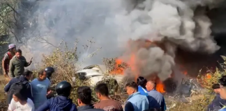 تحطم طائرة تقل 72 راكبا وسط نيبال وأنباء عن وجود عدد من الناجين