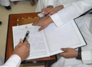 في حادثة غريبة.. زوج يفتكّ دفتر عدل الإشهاد ويمزّقه بعد تنازله عن المنزل لزوجته