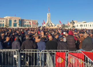 أعوان شركة نقل تونس يحتجون في ساحة الحكومة بالقصبة