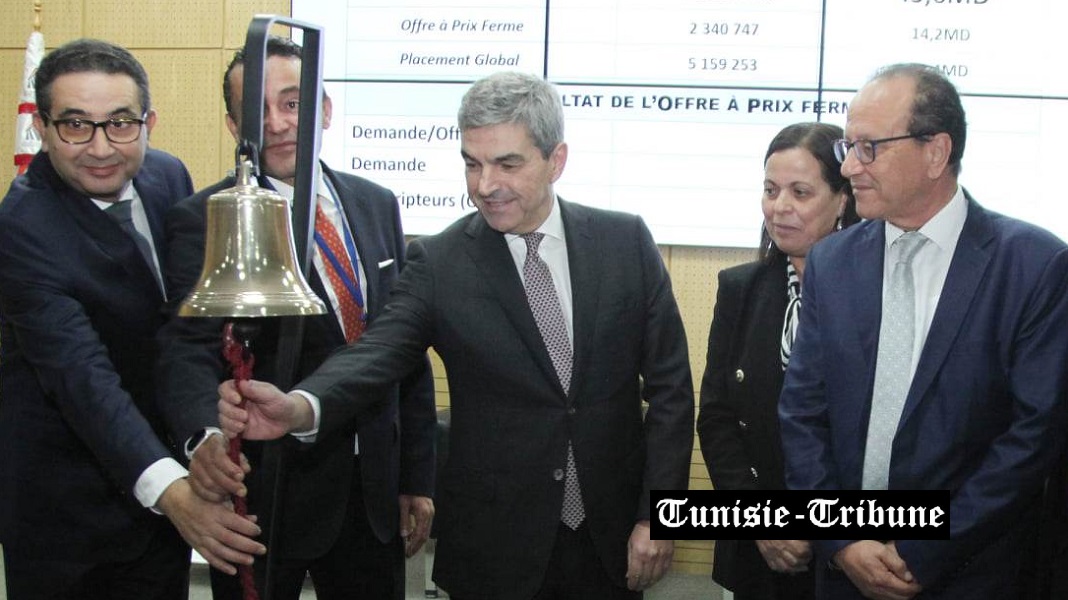 maghrebia-vie-sonne-la-cloche-annoncant-le-debut-de-la-cotation-de-son-titre-a-la-bourse-de-tunis-ce-qui-porte-a-82-le-nombre-des-societes-cotees-03bbb