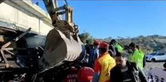 باكستان: مقتل 40 شخصا في سقوط حافلة من جسر وانفجارها