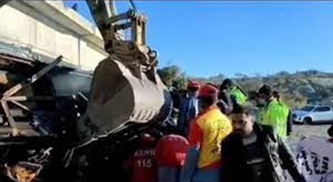 مقتل 40 شخصا في سقوط حافلة من جسر وانفجارها