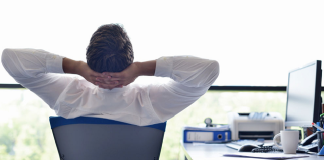 دولة تدرس قانون يمنع الاتصال بالموظف بعد الدوام