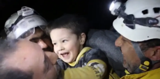 (فيديو) سوريا: لحظات مؤثرة جدّا لإنقاذ طفل من تحت الأنقاض