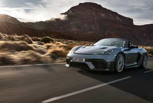 بورشه: مغامرات شيقة مع السيارة ذات السقف القابل للطي والمحرك سريع الدوران بنظام السحب الطبيعي